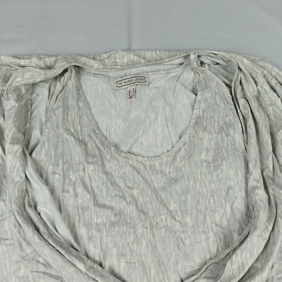 The Muses Lounge Size Medium Ivory Off Cream Gray Top Rayon Blend Faux Wrap - Picture 3 of 16